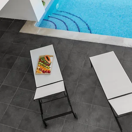 Poolside & Seaview * Лориньян