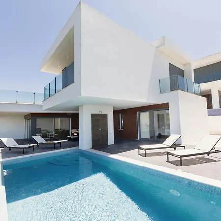 Poolside & Seaview Лориньян